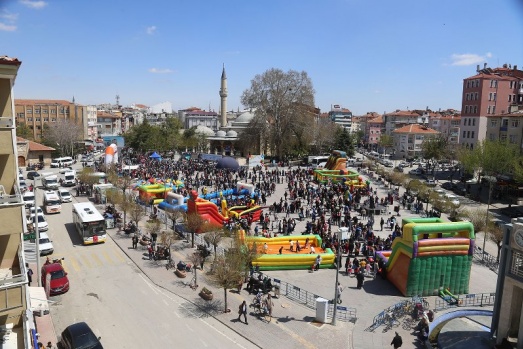 BELEDİYENİN ÇOCUK ŞENLİĞİNDE BAŞKAN KALAYCI'YA SEVGİ SELİ