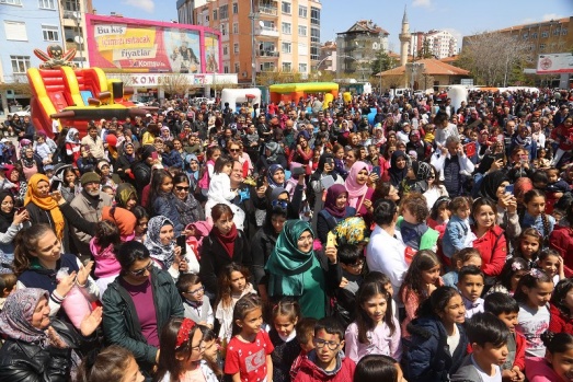 BELEDİYENİN ÇOCUK ŞENLİĞİNDE BAŞKAN KALAYCI'YA SEVGİ SELİ