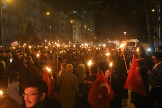 “TÜRKÇE AŞKI VATAN AŞKI YÜRÜYÜŞÜ” VE FENER ALAYI KARAMAN’I BÜYÜLEDİ