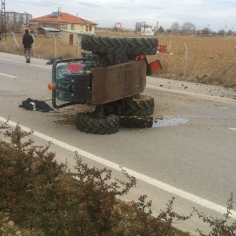 TRAKTÖRLE ARAÇ KAZA YAPTI