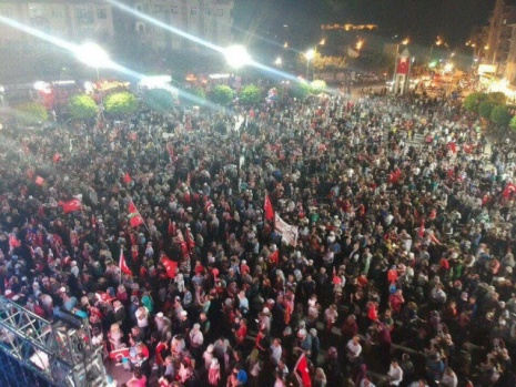 ON BİNLER DEMOKRASİ NÖBETİNDE BULUŞTU