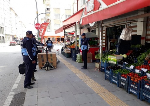 KARAMAN BELEDİYESİ YOL VE KALDIRIM İŞGALİNE İZİN VERMİYOR