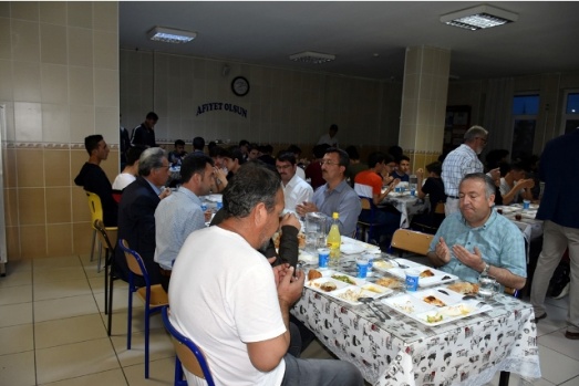 VALİ MERAL ÖĞRENCİLERİN İFTAR SOFRASINA MİSAFİR OLDU