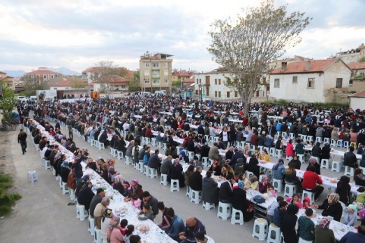 İLK İFTAR SOFRASI TOPUCAK MEYDANI’NDA KURULDU