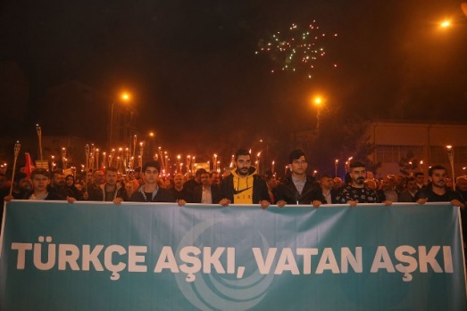 “TÜRKÇE AŞKI VATAN AŞKI YÜRÜYÜŞÜ” VE FENER ALAYI KARAMAN’I BÜYÜLEDİ