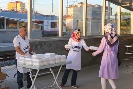 BAŞKAN KALAYCI TREN YOLCULARINA İFTARLIK DAĞITTI