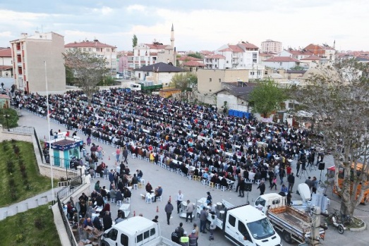 İLK İFTAR SOFRASI TOPUCAK MEYDANI’NDA KURULDU