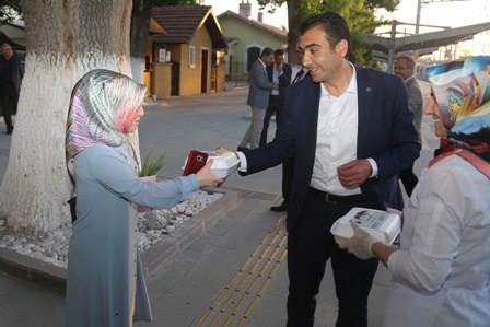 BAŞKAN KALAYCI TREN YOLCULARINA İFTARLIK DAĞITTI