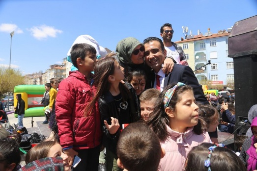 BELEDİYENİN ÇOCUK ŞENLİĞİNDE BAŞKAN KALAYCI'YA SEVGİ SELİ