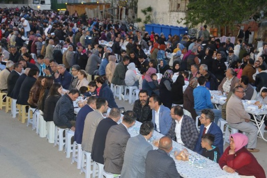 İLK İFTAR SOFRASI TOPUCAK MEYDANI’NDA KURULDU