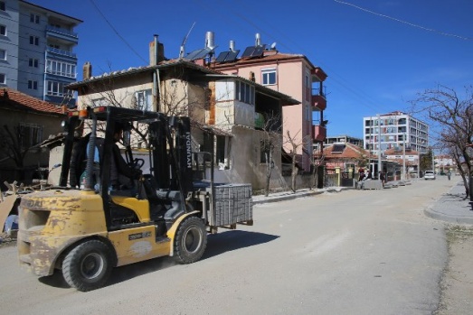 KALDIRIM ÇALIŞMALARI KALDIĞI YERDEN DEVAM EDİYOR