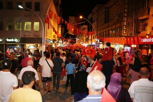 ON BİNLER DEMOKRASİ NÖBETİNDE BULUŞTU