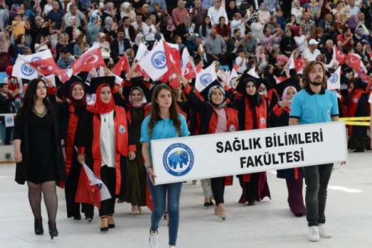 KMÜ'DE MEZUNİYET COŞKUSUNU YAŞADI