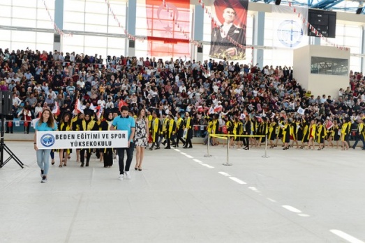 KMÜ'DE MEZUNİYET COŞKUSUNU YAŞADI