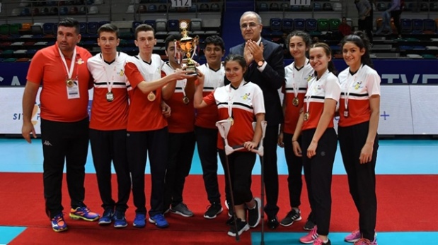 OTURARAK VOLEYBOL’DA İTALYA BİLETİ KARAMAN’IN