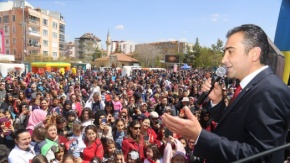 BELEDİYENİN ÇOCUK ŞENLİĞİNDE BAŞKAN KALAYCI'YA SEVGİ SELİ