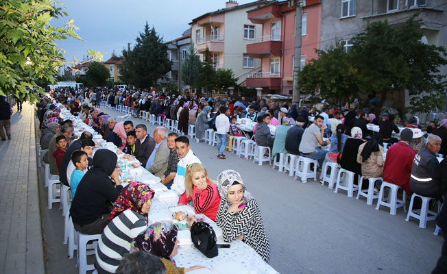 İFTAR SOFRASI HÜRRİYET MAHALLESİ’NE KURULDU