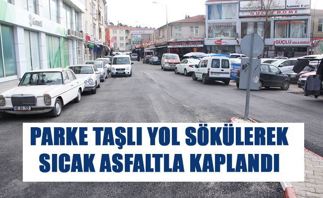 PARKE TAŞLI YOL SÖKÜLEREK SICAK ASFALTLA KAPLANDI