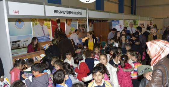 Mersin Büyükşehir Belediyesi standına kitap severler ilgi gösterdi